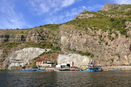 Foto de 20 de septiembre de 2023 - Lago Koman en Albania: personas y coches esperando en el muelle del ferry para cruzar el lago - Imagen libre de derechos