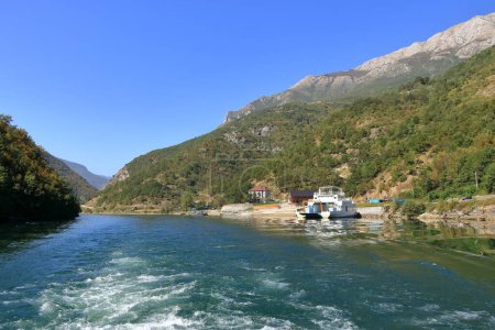Foto de 20 de septiembre de 2023 - Lago Koman en Albania: transbordador de coches cruzando el lago - Imagen libre de derechos