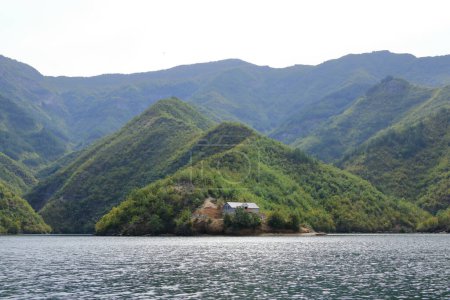 Asentamiento junto al lago Koman, Albania