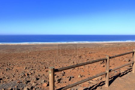 Playa de Cofete, Fuerteventura, Islas Canarias en España: vista al océano atlántico en un día soleado