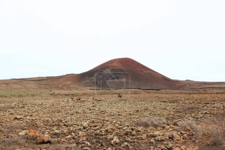 Blick aus der Ferne auf den Vulkan Calderon Hondo, Fuerteventura auf den Kanarischen Inseln, Spanien