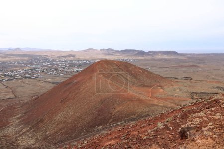 Blick aus der Ferne auf den Vulkan Calderon Hondo, Fuerteventura auf den Kanarischen Inseln, Spanien