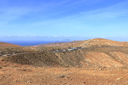 Foto de Mirador astronómico Sicasumbre, Fuerteventura en España - 23 de noviembre de 2023: La gente disfruta de la vista de las colinas del desierto - Imagen libre de derechos