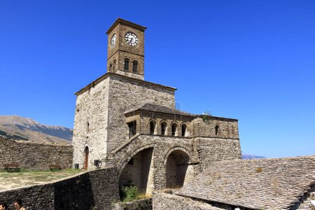16. September 2023 - Gjirokastra in Albanien: Die Menschen genießen die Burg der Zwillinge von innen
