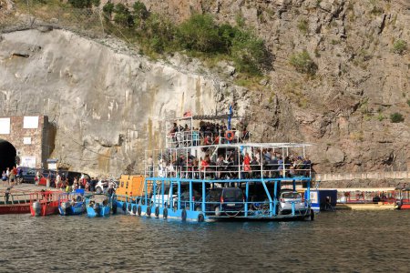 Foto de 20 de septiembre de 2023 - Lago Koman en Albania: personas y coches esperando en el muelle del ferry para cruzar el lago - Imagen libre de derechos