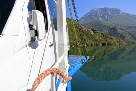 20 de septiembre de 2023 - Lago Koman en Albania: transbordador de coches cruzando el lago