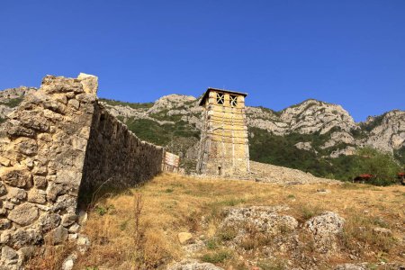 22. September 2023 - Kruja in Albanien: Ruinen der Fatih Sultan Mehmet Moschee auf dem Gelände der Burg Kruja