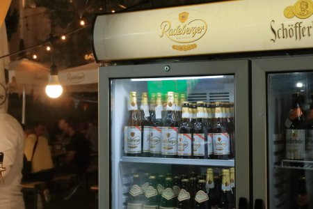 Téléchargez les photos : 22 septembre 2023 - Tirana en Albanie : La brasserie Radeberger Pilsner lance sa bière en Albanie - en image libre de droit