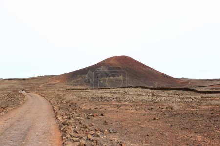 Vulkan Calderon Hondo auf Fuerteventura, Kanarische Inseln, Spanien - 21. November 2023: Touristen besteigen den Vulkan an einem bewölkten Tag