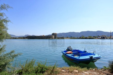 17. September 2023 - Butrint in Albanien: Ein albanischer Fischer auf der Salzlagune des Butrint-Sees, Blick vom Butrint-Nationalpark, dem berühmten UNESCO-Weltnaturerbe