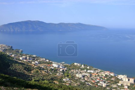 Vlora ciudad turística, terraplén de la ciudad, playas y el mar Adriático en Albania