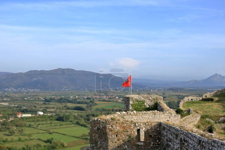 Las murallas del Castillo de Rozafa y su ciudadela en la ciudad costera del lago Shkoder en Albania