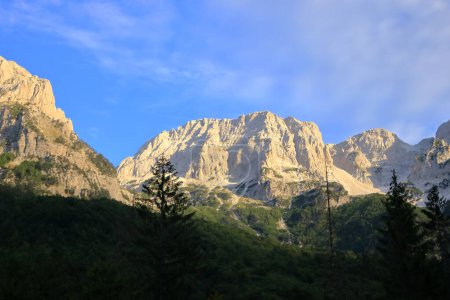 Blick auf raue Berglandschaften von den albanischen Alpen zwischen Theth und Valbona in Albanien