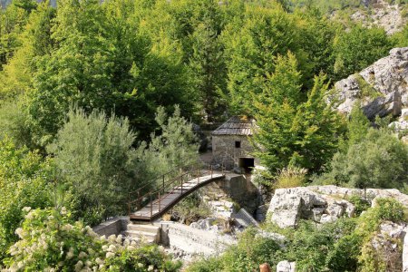 una casa y puente a la atracción turística popular en el valle de Valbona, Albania, una casa de molino antiguo Mulliri i Vjeter