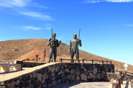 Foto de 20 noviembre 2023 - Betancuria, Fuerteventura en España: Estatuas de Guisa y Ayose, primeros reyes de Fuerteventura, estatuas de cuerpo entero, Islas Canarias - Imagen libre de derechos