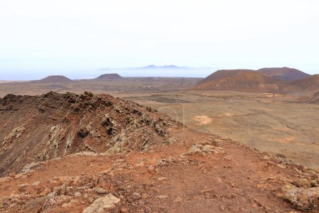 Blick auf die Nordseite mit Lanzorate im Hintergrund vom Vulkan Calderon Hondo, Fuerteventura auf den Kanarischen Inseln, Spanien