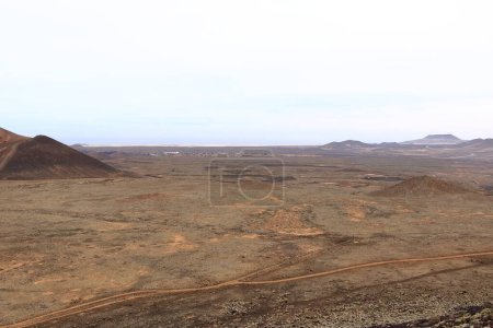 Blick auf die Nordseite mit den Dünen von Corralejo im Hintergrund vom Vulkan Calderon Hondo auf Fuerteventura, Kanarische Inseln, Spanien