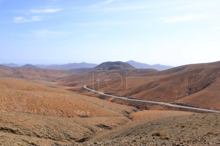 Foto de Vista de las colinas del desierto desde Mirador astronómico Sicasumbre, Fuerteventura en España - Imagen libre de derechos