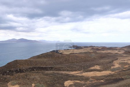 una vista al océano Atlántico desde la isla de Lobos, Fuerteventura, Islas Canarias, España