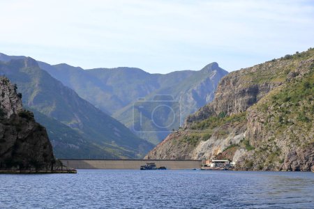 20 de septiembre de 2023 - Lago Koman en Albania: personas y coches esperando en el muelle del ferry para cruzar el lago