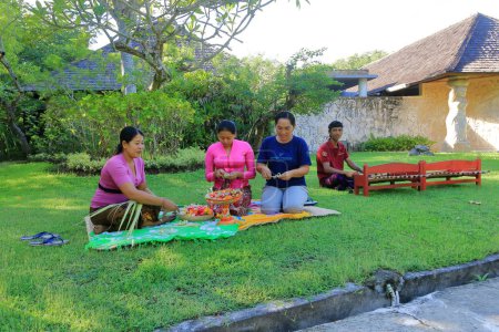 Foto de Bali en Indonesia - 02 de febrero 2024: retrato de mujeres balinesas preparando canang sari - Imagen libre de derechos