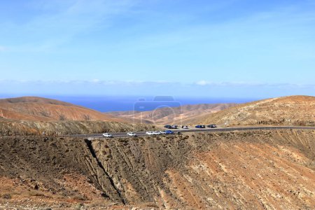 Foto de Mirador astronómico Sicasumbre, Fuerteventura en España - 23 de noviembre de 2023: La gente disfruta de la vista de las colinas del desierto - Imagen libre de derechos