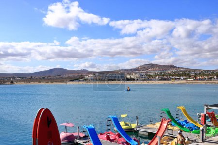 Foto de Caleta de Fuste, Fuerteventura en España - 24 de noviembre de 2023: vista al pueblo de vacaciones en el Océano Atlántico - Imagen libre de derechos