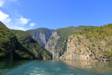 Vista del lago Koman en Albania