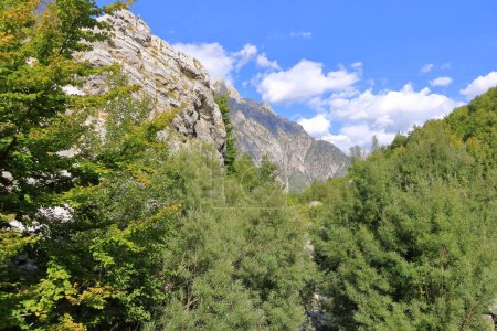 Blick auf raue Berglandschaften von den albanischen Alpen zwischen Theth und Valbona in Albanien