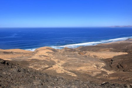 Playa de Cofete, Jandia, Fuerteventura, Islas Canarias en España: Increíble playa detrás del océano Atlántico con tormentosas colinas volcánicas en el fondo