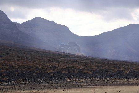 la Villa Casa Invierno en las montañas de origen volcánico con una carretera de montaña en el Parque Natural Jandia cerca de Cofete en Fuerteventura