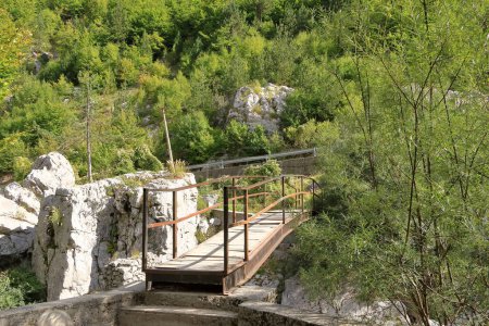 une maison et un pont vers une attraction touristique populaire dans la vallée de Valbona, en Albanie, une ancienne maison de moulin Mulliri i Vjeter