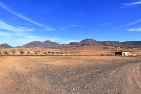 die Landschaft der Felder und Berge in der Nähe der Windmühle Tefia, Fuerteventura, Kanarische Inseln, Spanien