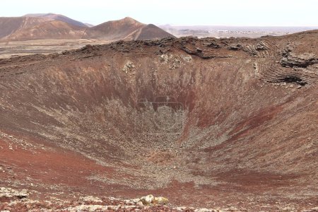 Der dramatische, vulkanrot verlassene Krater des Vulkans Calderon Hondo in der Nähe von Corralejo, Fuerteventura. Kanarische Inseln
