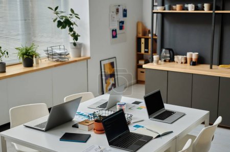 Wysoki kąt widzenia nowoczesnego biura deweloperów z komputerami na stole do pracy online