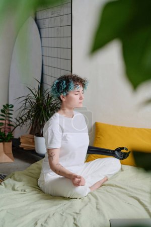 Foto de Adolescente con persona con discapacidad meditando para reducir el estrés y mejorar la función inmune - Imagen libre de derechos