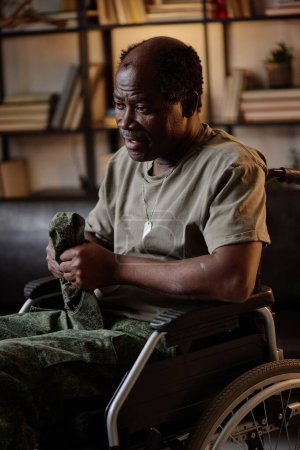 Veterano afroamericano traumatizado senior en silla de ruedas hablando en sesión de terapia individual