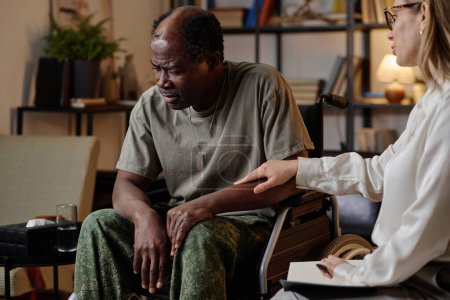 Téléchargez les photos : Soldat âgé handicapé désespéré ayant une conversation émotionnelle avec un thérapeute qui le soutient - en image libre de droit
