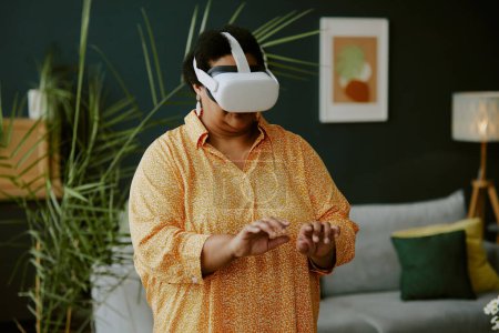 Reife afroamerikanische Spielerin spielt VR-Spiel und gestikuliert in der Luft