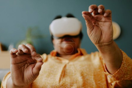 Afroamerikanische Spielerin hält beim VR-Spiel unsichtbare Dinge in der Hand