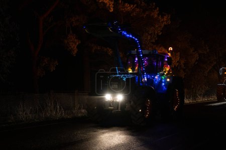 Foto de Alemania 17 / 12 / 2022: Luminoso desfile de tractores recorre los suburbios - Imagen libre de derechos