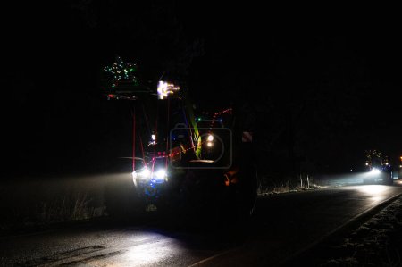 Foto de Alemania 17 / 12 / 2022: Luminoso desfile de tractores recorre los suburbios - Imagen libre de derechos
