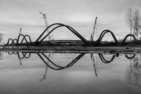 Schwarz-Weiß-Foto der Reflexion des Baus der neuen Brücke in Kiew