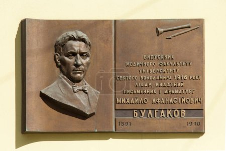 Téléchargez les photos : Plaque commémorative à Mykhail Boulgakov sur la façade de l'université médicale de Kiev - en image libre de droit