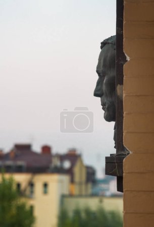 Téléchargez les photos : Plaque commémorative soviétique à Mykhail Boulgakov dans Andrew's Descent à Kiev - en image libre de droit