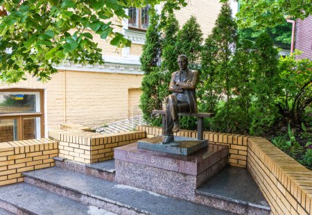 Téléchargez les photos : Monument à Mykhail Boulgakov dans la descente d'André à Kiev - en image libre de droit