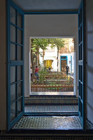 Téléchargez les photos : Une vue à travers une fenêtre ouverte du Palais Bahia à Marrakech sans personne - en image libre de droit