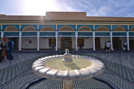 Téléchargez les photos : Une vue sur la place principale du Palais Bahia à Marrakech avec des visiteurs aléatoires - en image libre de droit