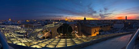Téléchargez les photos : Panorama de Séville depuis le monument Setas de Sevilla avec un ciel très coloré - en image libre de droit