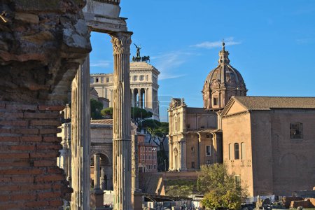 Téléchargez les photos : Vue du Forum Romanum à l'Altare della Patria par une journée ensoleillée et bondée - en image libre de droit